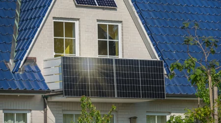 Einfamilienhaus mit angebauten Balkonkraftwerken, Photovoltaik