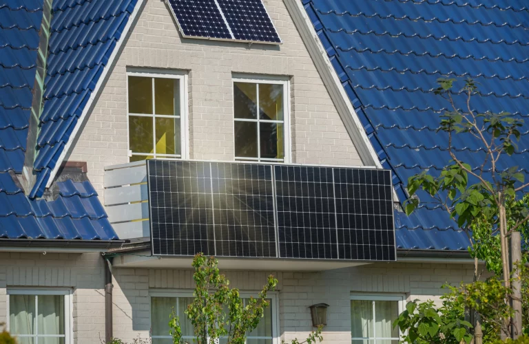 Einfamilienhaus mit angebauten Balkonkraftwerken, Photovoltaik