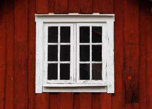 Fenster in einem Holzhaus