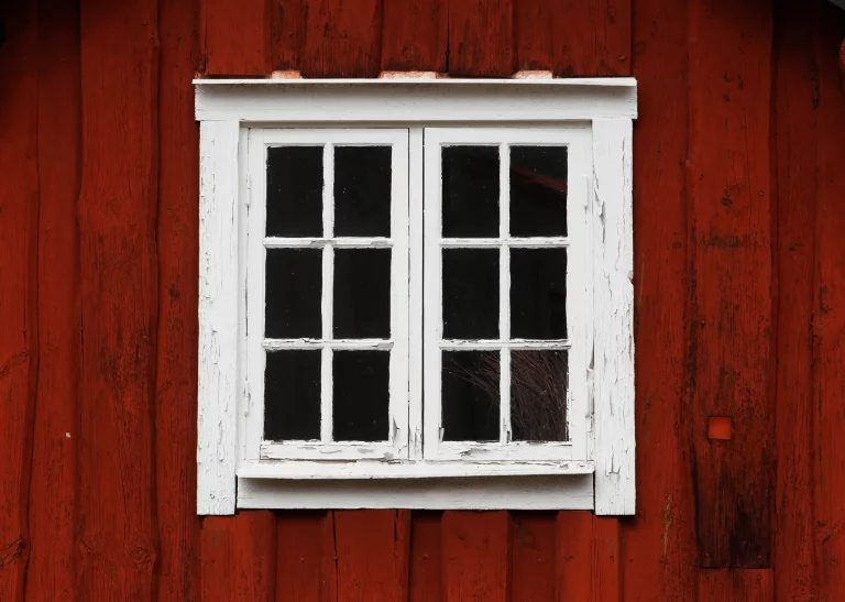 Fenster in einem Holzhaus