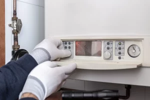 Techniker richtet Heizung ein