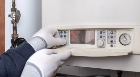 Techniker richtet Heizung ein