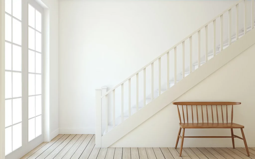 Geradläufige weiße Treppe in einem Haus