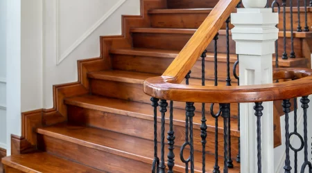 Vintage Holztreppe in einem modernen Haus