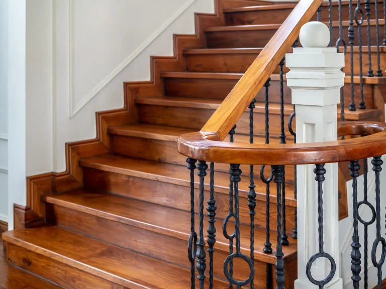 Vintage Holztreppe in einem modernen Haus