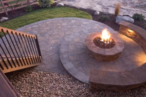Terrasse mit Feuerstelle und Polygonalplatten