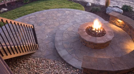 Terrasse mit Feuerstelle und Polygonalplatten