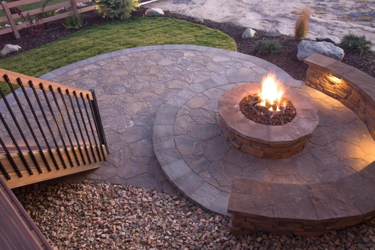 Terrasse mit Feuerstelle und Polygonalplatten