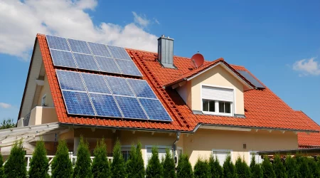 Energieeffizientes Haus mit Solaranlage auf dem Dach