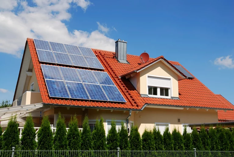 Energieeffizientes Haus mit Solaranlage auf dem Dach