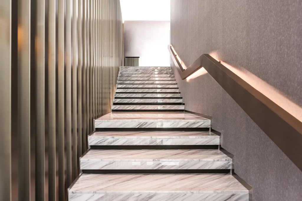 Moderne weiße Marmortreppe in einer Villa