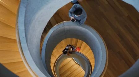 Stilvolle Wendeltreppe mit Treppenauge
