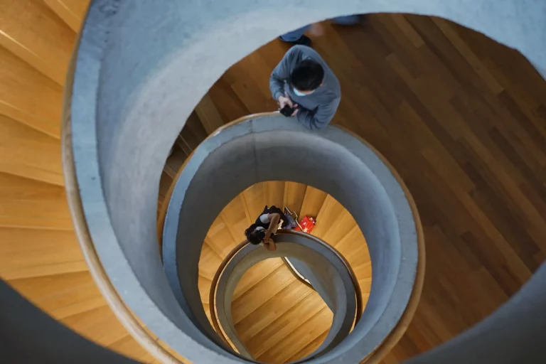 Stilvolle Wendeltreppe mit Treppenauge