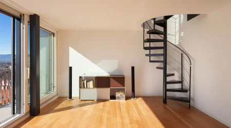 Wendeltreppe in einer hellen, großen Wohnung