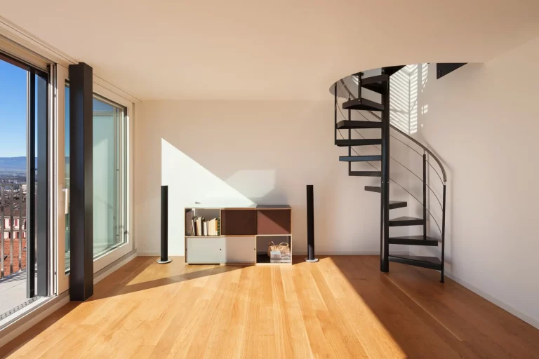Wendeltreppe in einer hellen, großen Wohnung