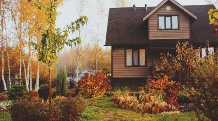 Altes Holzhaus mit Garten in herbstlicher Stimmung