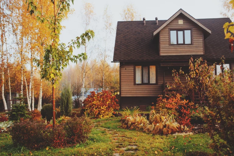 Altes Holzhaus mit Garten in herbstlicher Stimmung