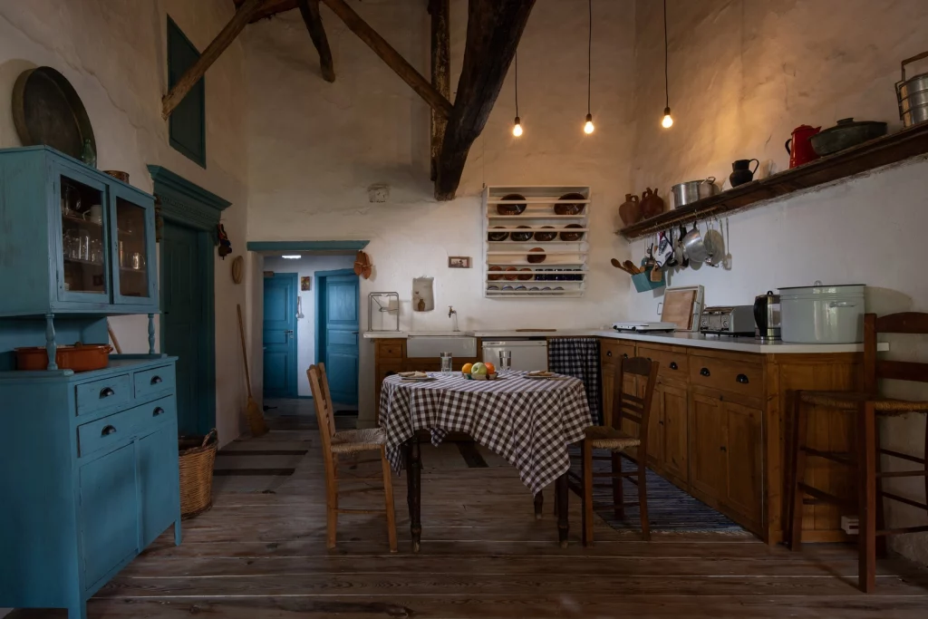 Küche in einem Altbau mit Holzbalken und alten Dielen