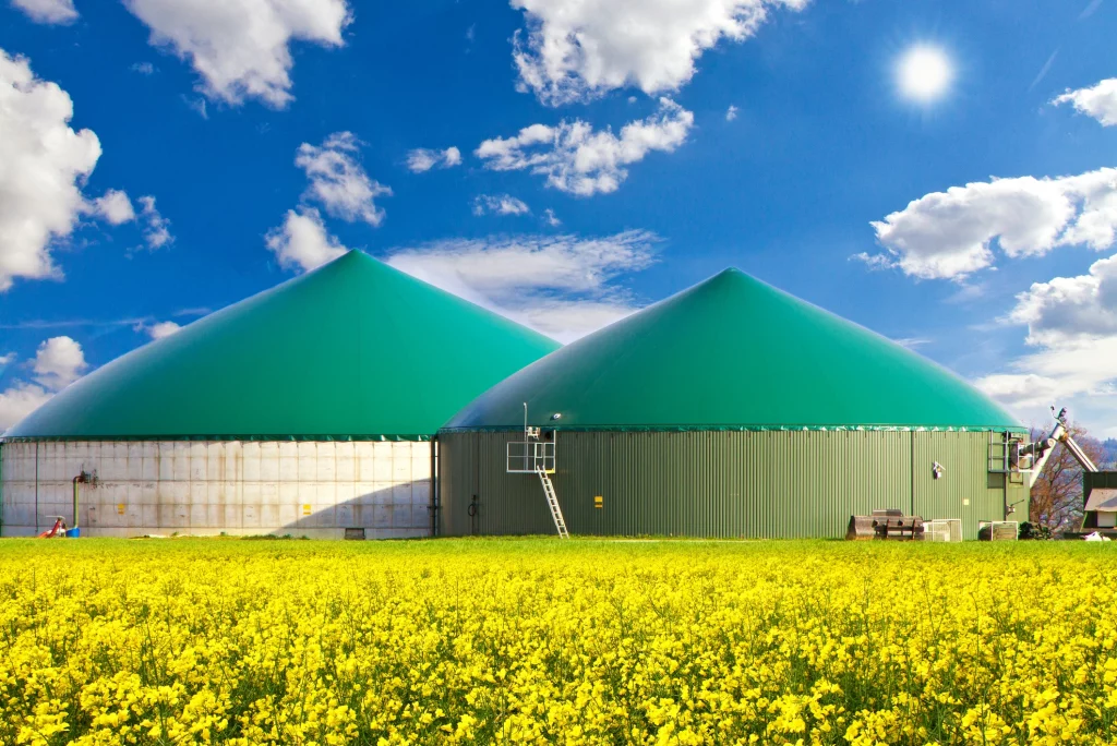 Biogas Silos auf einem Feld