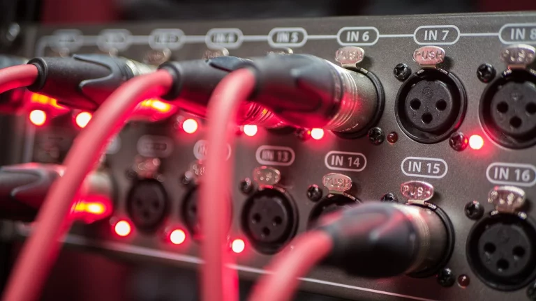 Diverse Stecker der Geräteanschlusstechnik