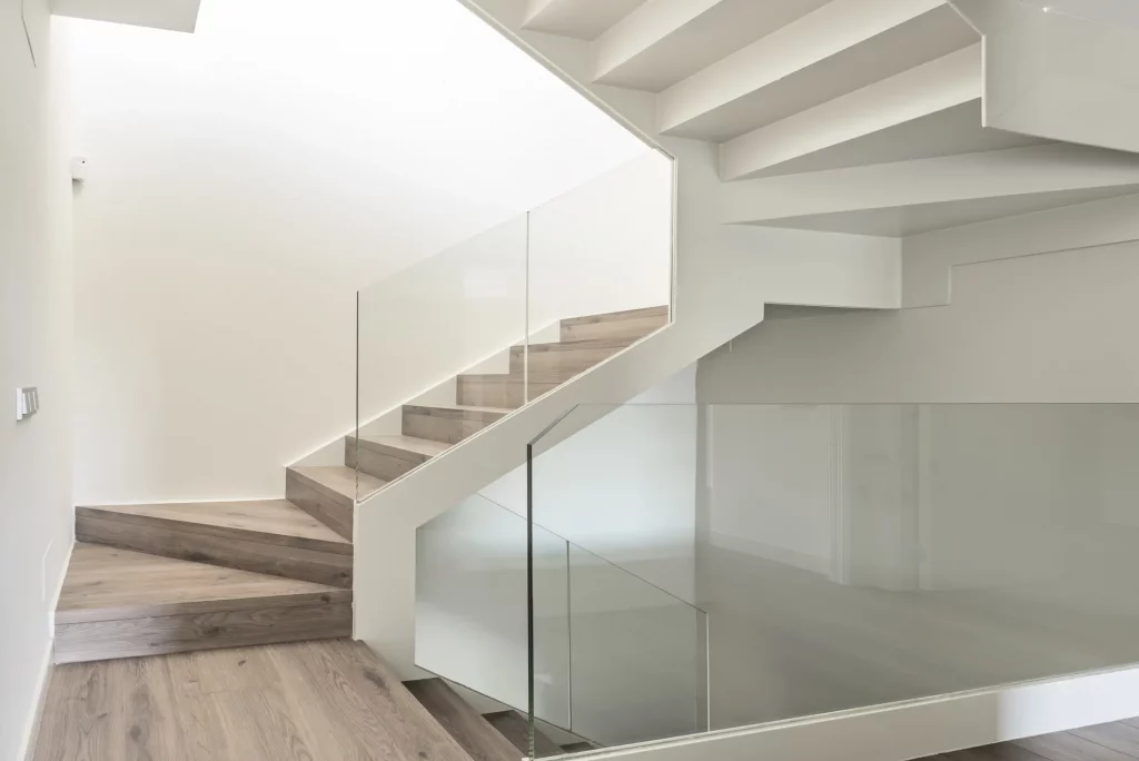 Viertelgewendelte moderne Treppe in einer Wohnung