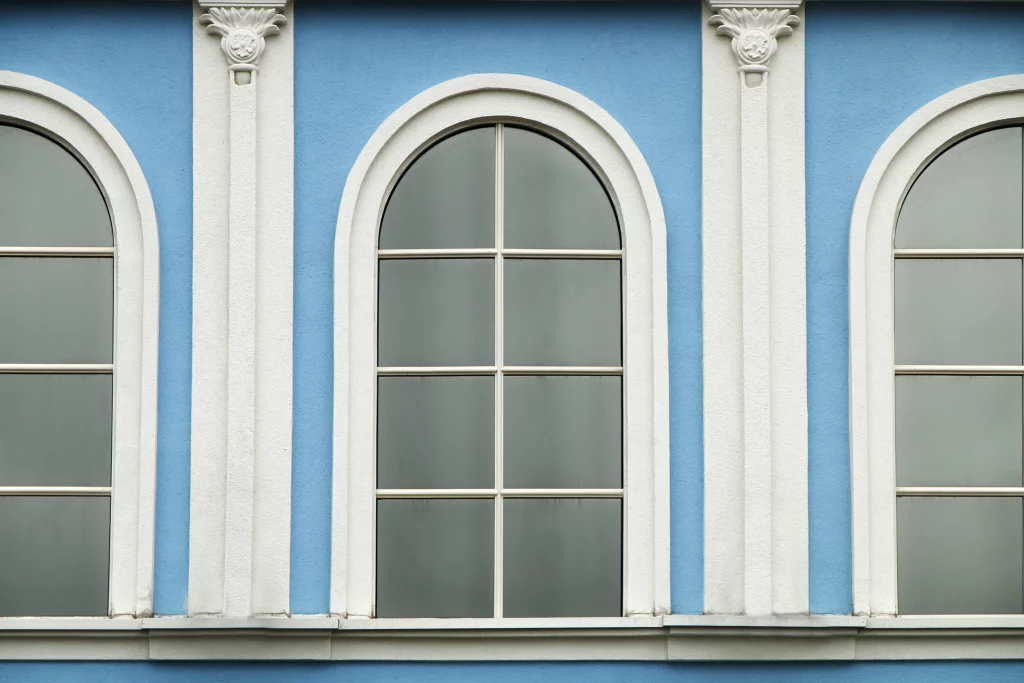 Rund-Holzfenster an einem Altbau