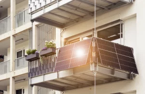 Balkonkraftwerk mit zwei Solarmodulen an einem Balkongerländer montiert