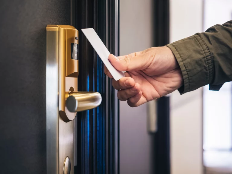 Zimmerkarte wird in einem Hotel an die Zimmertür zum Entsperren gehalten
