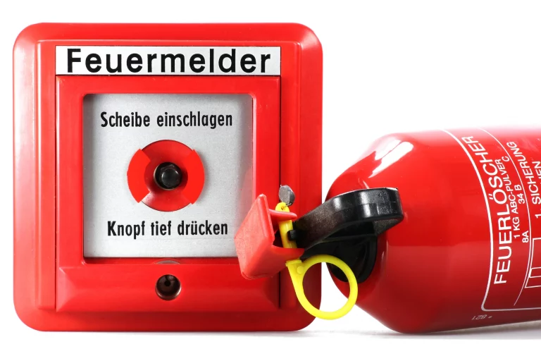 Feuermelder und Feuerlöscher
