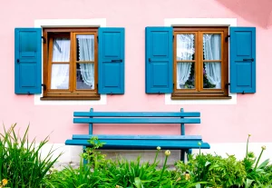Holzfenster in einer rosa gestrichenen Hauswand