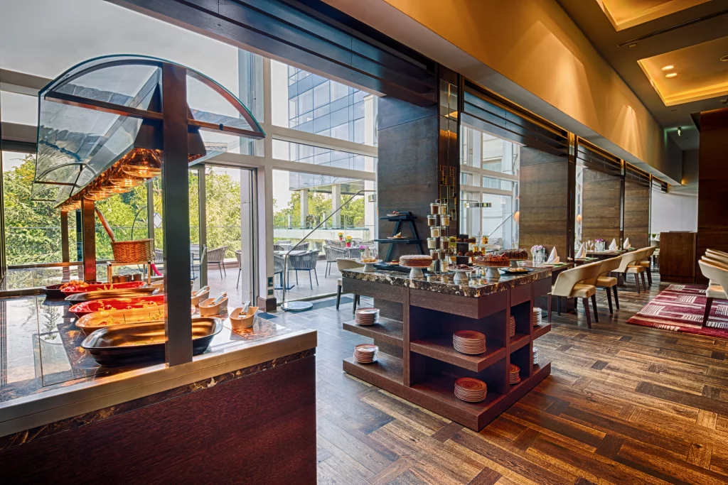 Frühstücksbuffet in einer Hotelunterkunft