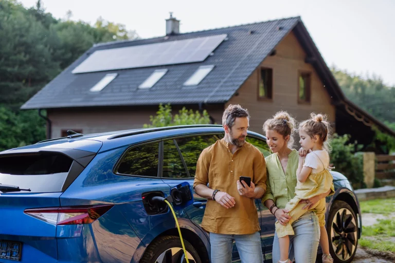 Familie vor Haus mit Photovoltaikanlage