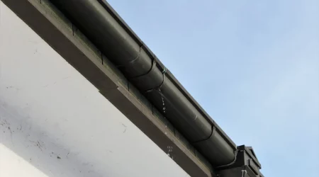 Ein undichte, tropfende Regenrinne eines Einfamilienhauses