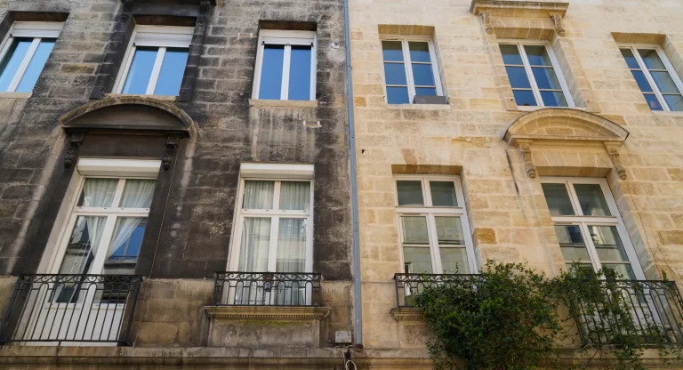 Haus mit einer gereinigten und ungereinigten Fassade im Vergleich