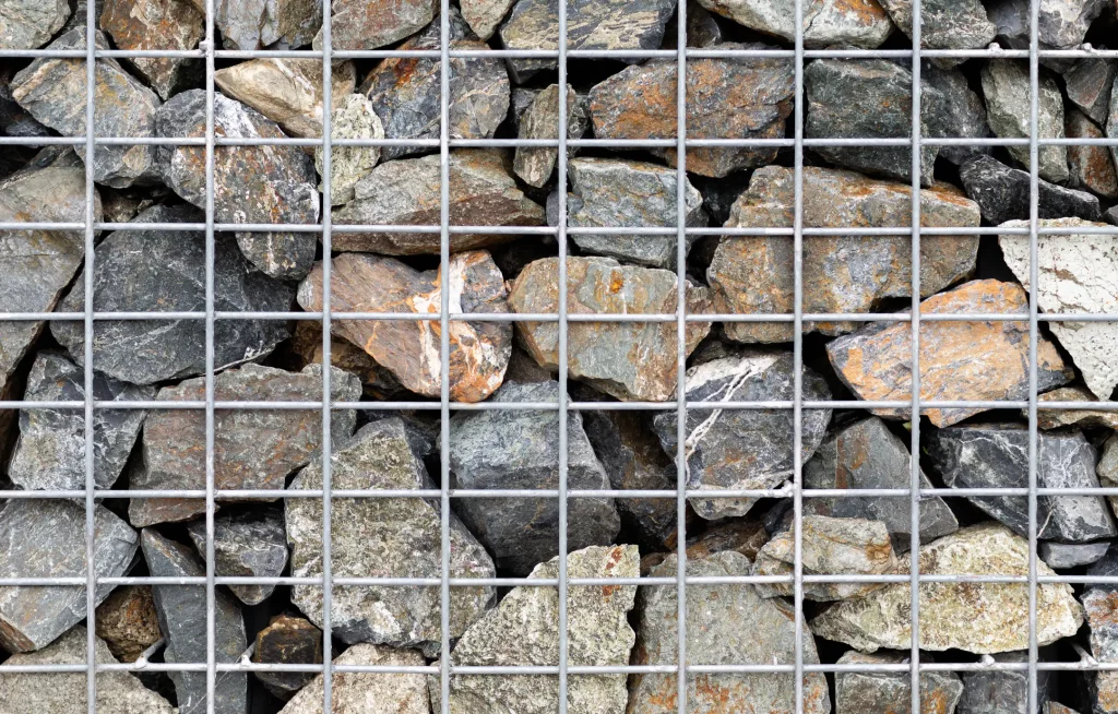 Natursteine als Füllmaterial von Gabionen
