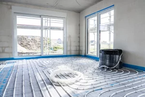 Ausgelegte Fußbodenheizung in einem Neubau