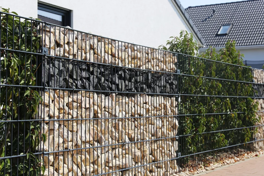 Gabionen Zuan als Sichtschutz eines Grundstücks 