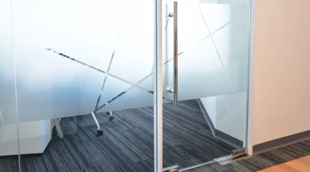 Gekürzte Glastür in einem Büro mit Milchglas als Abtrennung