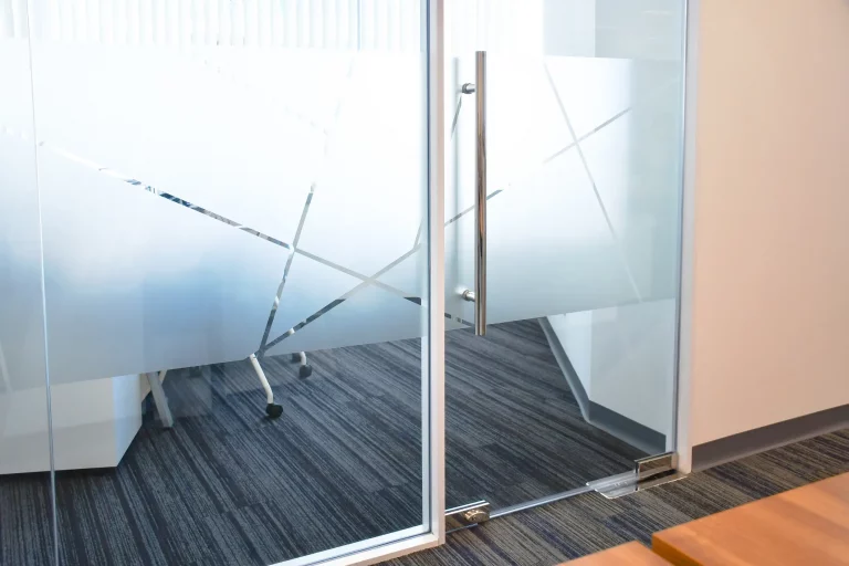 Gekürzte Glastür in einem Büro mit Milchglas als Abtrennung