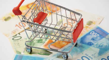 Einkaufswagen über Geldhintergrund. Bunte neue Banknoten