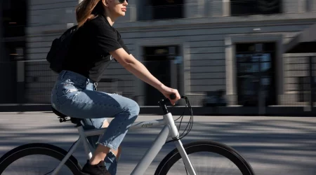Frau auf einem weißen Ebike
