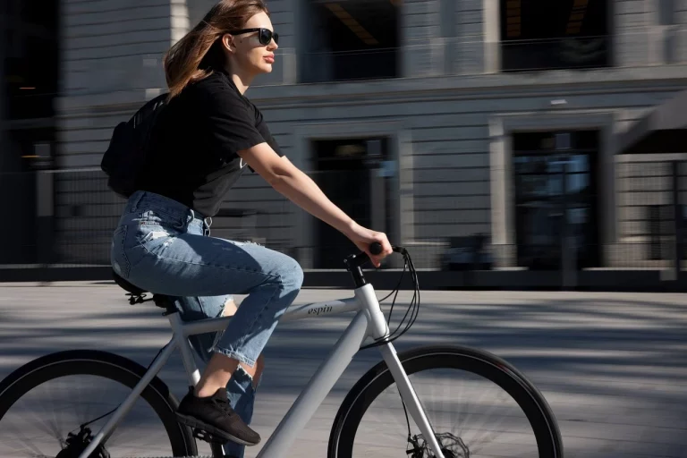 Frau auf einem weißen Ebike