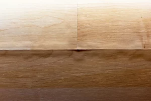 Nahaufnahme von sich wölbenden Laminatboden