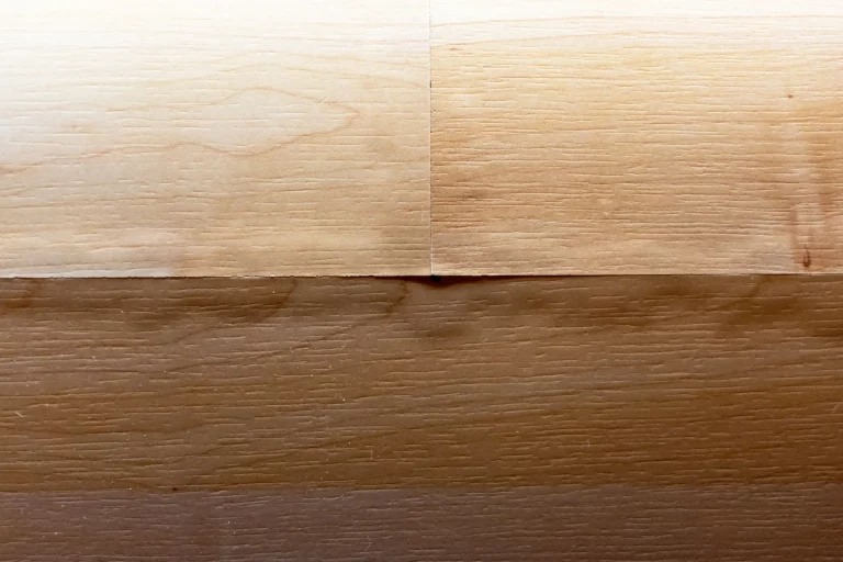 Nahaufnahme von sich wölbenden Laminatboden