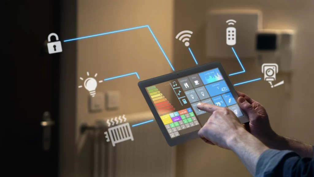 Eine Männerhand die über ein Tablet Smart Home Funktionen steuert wie Heizung etc.