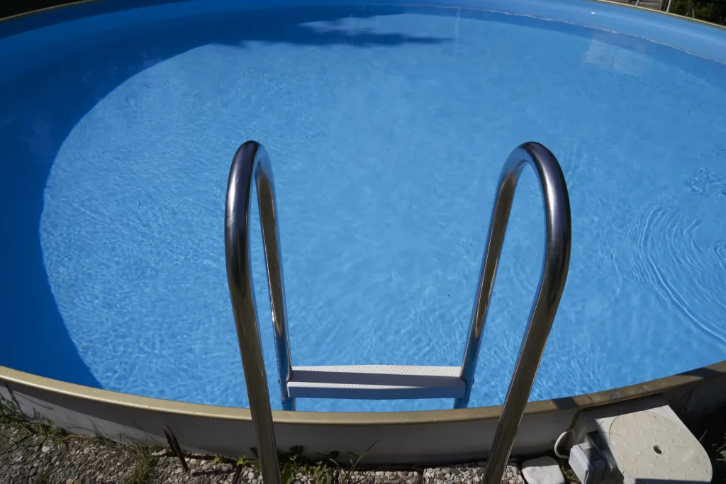 Ein eingelassener Stahlwandpool mit Leiter in einem Garten
