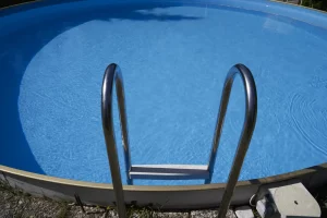 Ein eingelassener Stahlwandpool mit Leiter in einem Garten