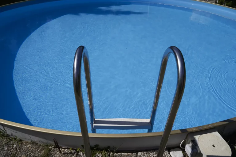 Ein eingelassener Stahlwandpool mit Leiter in einem Garten