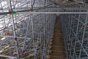 Eine aus Gerüstelementen gebaute Tribüne