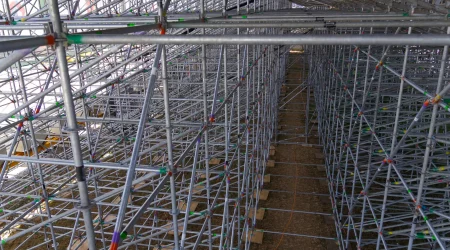 Eine aus Gerüstelementen gebaute Tribüne